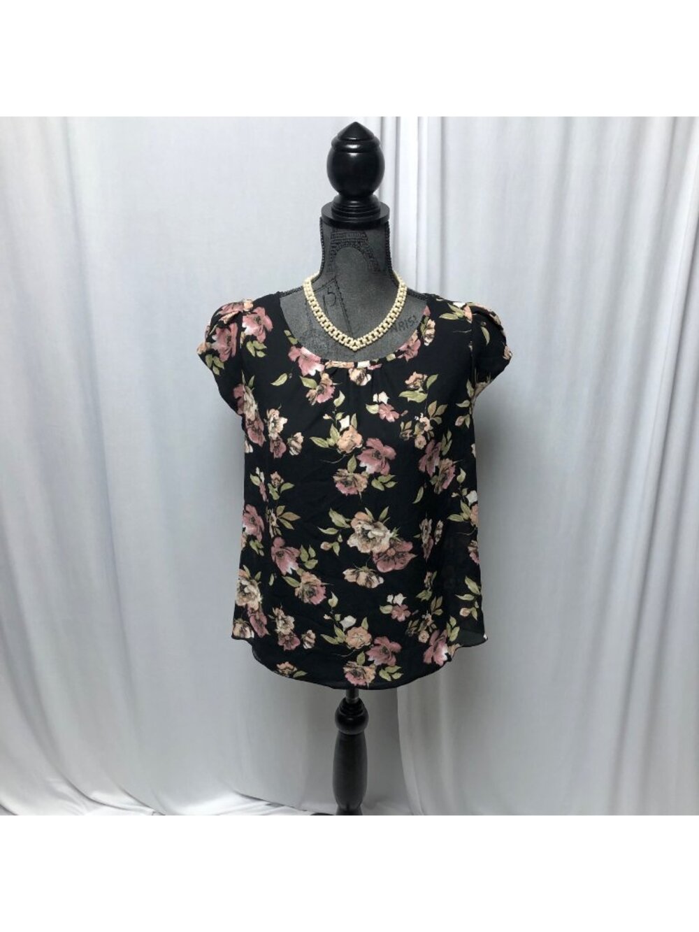 Miley and Molly Top Womens Size Medium Black Pink Floral Cap Sleeve Cottagecore